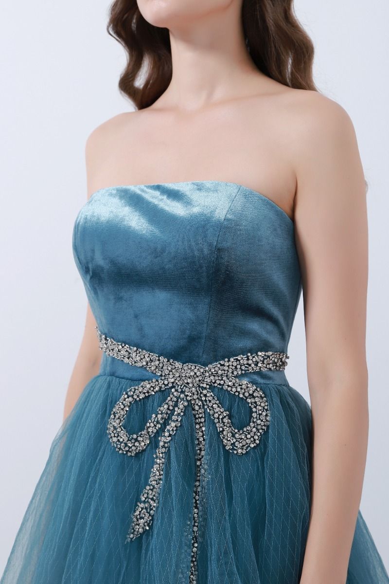 فستان مزين بفيونكة