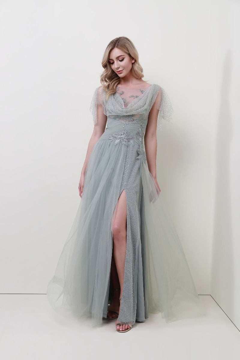 فستان مزين باللؤلؤ